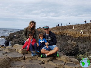 Calzada de los gigantes con niños