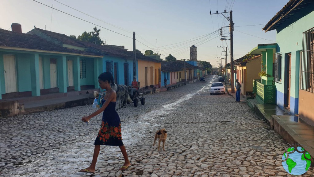 Gente paseando en Trinidad en Cuba